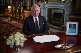 Carlos III expresa su “profundo dolor” por la muerte de Isabel II en su primer y emotivo discurso como rey