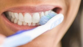 Por qué cepillarte los dientes podría reducir el riesgo de padecer Alzheimer