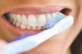 Por qué cepillarte los dientes podría reducir el riesgo de padecer Alzheimer