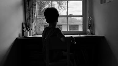 Niñas y niños que se quedan (y cuidan) solos