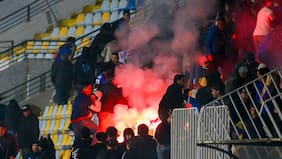La violencia vuelve a ganar: las barras obligan a suspender el duelo entre Everton y la U por la Copa Chile