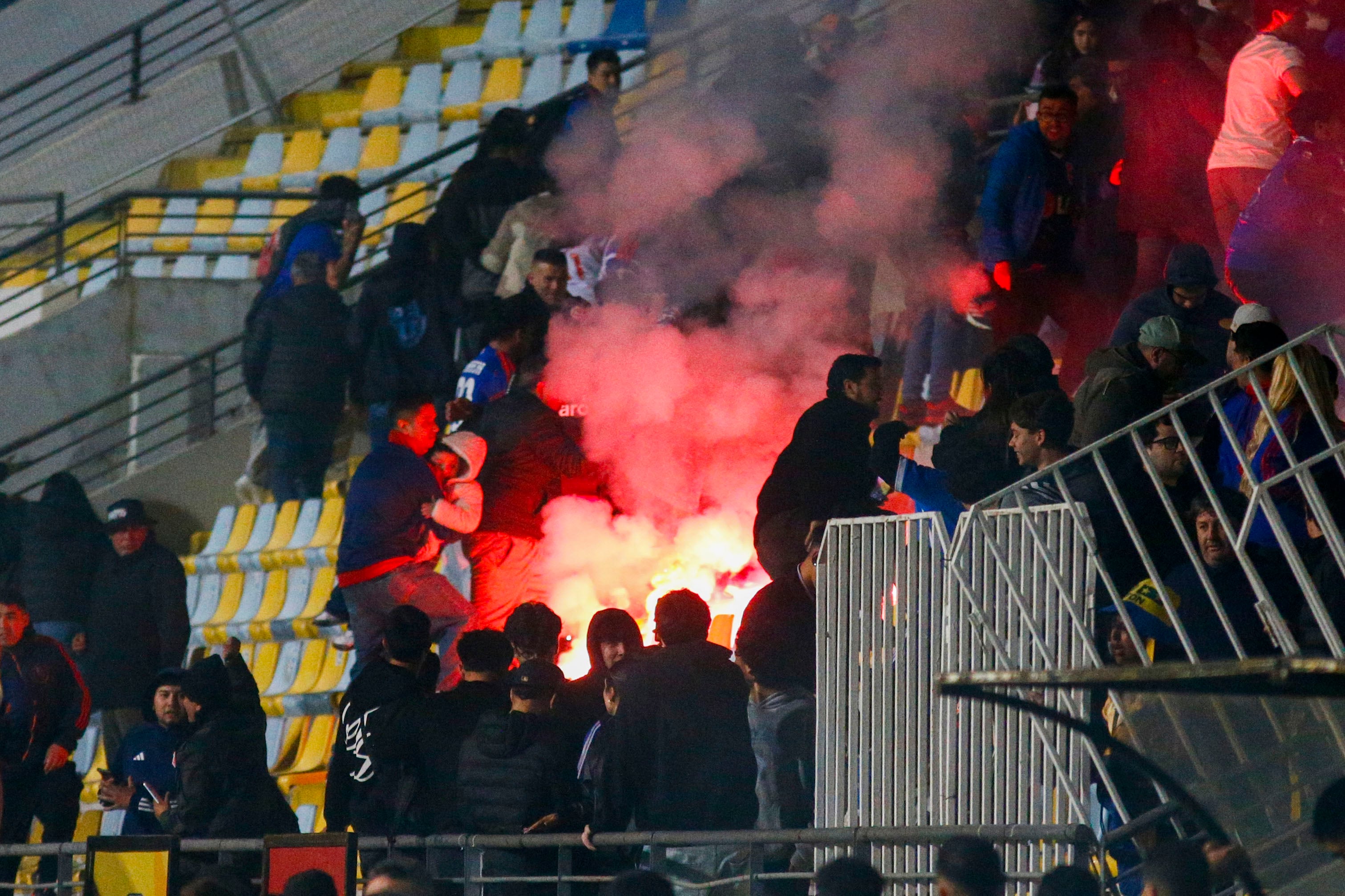 La violencia vuelve a ganar: las barras obligan a suspender el duelo entre Everton y la U por la Copa Chile