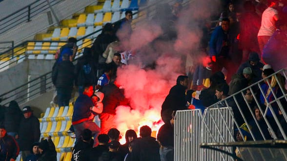 La violencia vuelve a ganar: las barras obligan a suspender el duelo entre Everton y la U por la Copa Chile