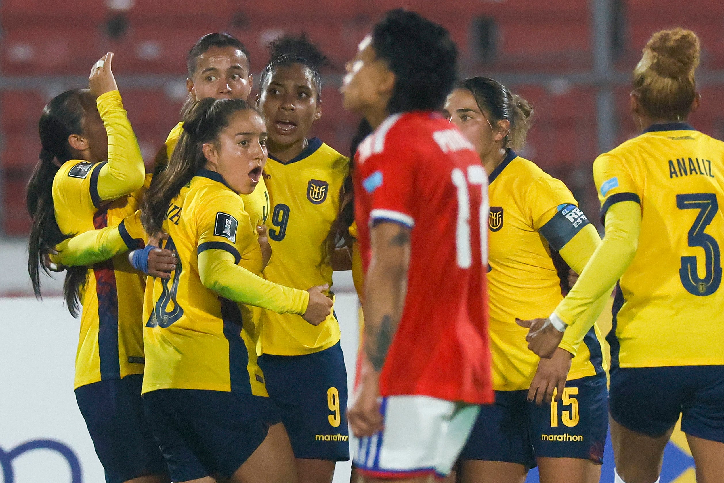 Tras un pase de Tiane Endler: el error de Nayadet López Opazo en la apertura de la cuenta de Ecuador ante la Roja