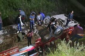 Ascienden a diez las personas fallecidas tras caer bus al río Rímac en Perú