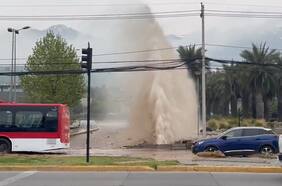 Rotura de matriz obliga a desviar tránsito en sector del Parque Padre Hurtado