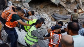 Aumentan a 16 los muertos por derrumbe de un edificio en el que vivían decenas de desplazados en Gaza