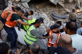 Aumentan a 16 los muertos por derrumbe de un edificio en el que vivían decenas de desplazados en Gaza