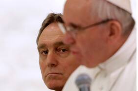 Papa Francisco envía a exayudante de Benedicto XVI a Alemania en el último episodio de su disputa