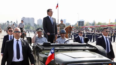 Descifra: casi la mitad de los chilenos cree que principal desafío de Barros es representar la visión de las FF.AA. en la política