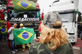 Hinchas del fútbol ayudan a despejar barricadas de camioneros en Brasil