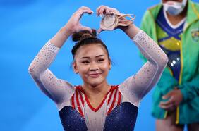 El origen único de Sunisa Lee, la nueva heroína de la gimnasia olímpica tras la deserción de Simone Biles