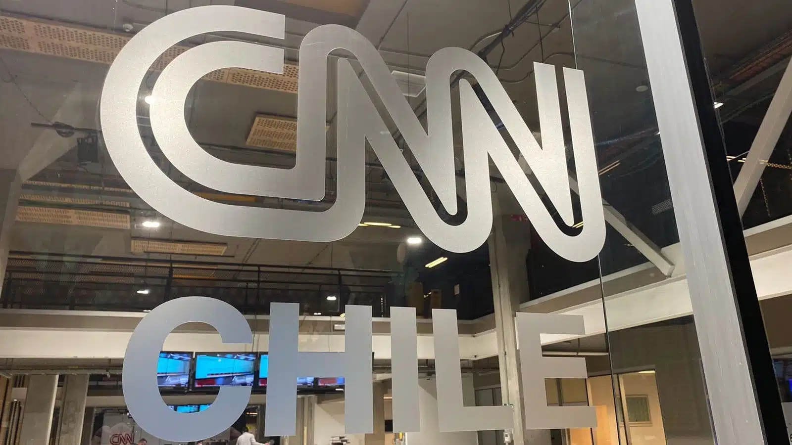 "Empujó a nuestra representada al borde de la quiebra": la demanda por libre competencia de CNN Chile en contra de Google
