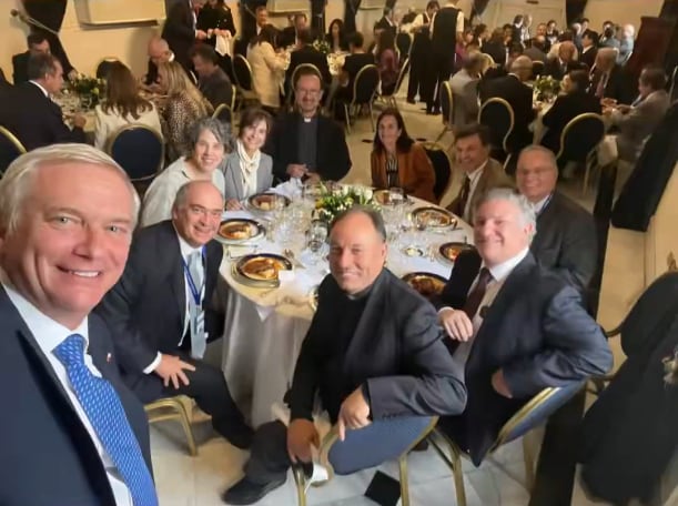 Cadem: aprobación de Kast baja al 40% y un 62% rechaza almuerzo con excompañeros en La Moneda