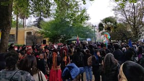 Pueblos originarios marchan en Santiago con consignas sobre Ley Lafkenche, estado de excepción y extractivismo
