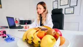Soy gastroenterólogo y estos son los 4 alimentos que no pueden faltar en mis comidas para tener un estómago saludable