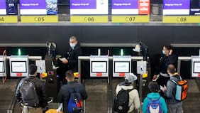 Detienen a dos mujeres en el aeropuerto de Santiago por fraude con tarjetas de crédito: tomarían un vuelo a Madrid