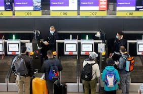 Detienen a dos mujeres en el aeropuerto de Santiago por fraude con tarjetas de crédito: iban a tomar un vuelo a Madrid
