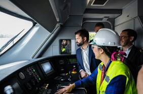 “Mejor me voy en auto desde mi casa” y “la gente va a seguir prefiriendo los buses”: ¿El tren Santiago-Valparaíso anunciado por Boric es el proyecto indicado?