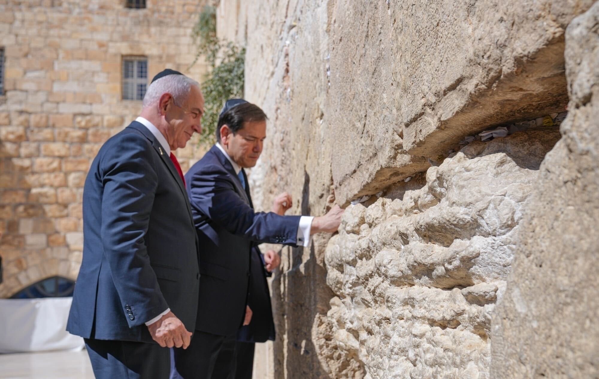 El primer ministro de Israel, Benjamin Netanyahu, junto al secretario de Estado norteamericano, Marco Rubio, en el Muro de loas Lamentos, en Jerusalén.