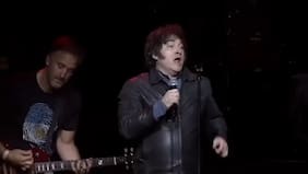 Con show de rock junto a su banda: Milei presenta su libro en medio de escándalo y con los comicios de octubre en la mira
