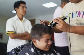 Cortes de pelo prohibidos y consecuencias por no cumplir: el reglamento de Bukele que enseña modales a los estudiantes