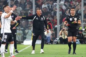 La severa sanción que recibe Jorge Almirón tras el violento agarrón de mano al juez José Cabero en el clásico ante la UC