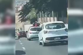 Captan a motociclista “viajando” en el techo de un vehículo en Antofagasta