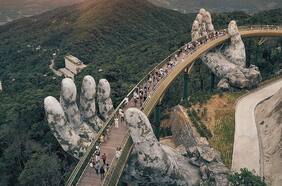 Conoce el increíble puente de oro Vietnam sostenido por manos gigantes