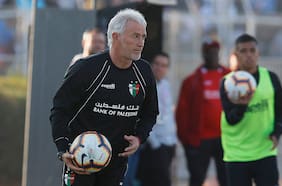 “Con el número 11, el chileno Ivo Basay”: el Necaxa junta a Don Ramón con el Hueso en la presentación de su camiseta