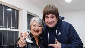 El animado encuentro entre Álvaro Henríquez y Jeannette Jara en la Yein Fonda