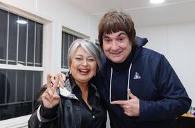 El animado encuentro entre Álvaro Henríquez y Jeannette Jara en la Yein Fonda