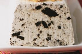 Terrina helada de leche condensada con galletas de chocolate
