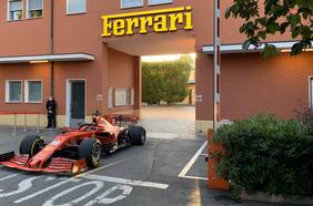 El monoplaza de Ferrari no tiene licencia para calle, pero de todos modos ruge por Maranello...
