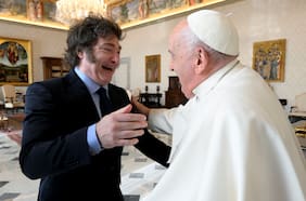 Más de una hora de charla e intercambio de regalos: Los detalles del esperado encuentro privado entre Milei y el Papa Francisco