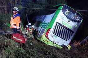 Un fallecido y 15 personas lesionadas tras accidente de tránsito que involucró a un bus de dos pisos en Valdivia