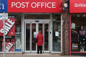 El escándalo judicial en la Oficina de Correos de Reino Unido que podría haber causado 13 suicidios entre sus empleados