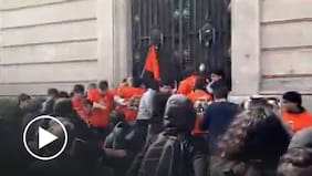 Así fue el momento en que encapuchados agredieron a estudiantes de derecha de la UC