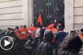 Así fue el momento en que encapuchados agredieron a estudiantes de la UC