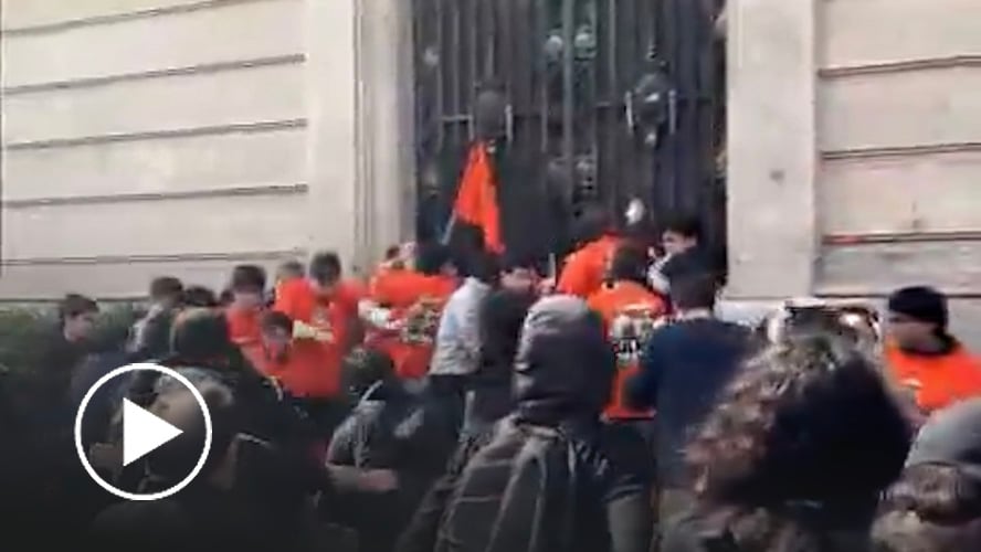 Así fue el momento en que encapuchados agredieron a estudiantes de derecha de la UC