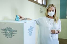 La extrema derecha de Giorgia Meloni escala en los sondeos y gana favoritismo en Italia