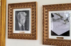 Trump exhibe retratos de todos los presidentes de EE.UU. y reemplaza el de Joe Biden por una firma
