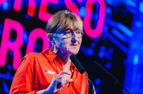 ¿Prohibir o regular el uso de celulares en clases? El dilema de Beeban Kidron en Congreso Futuro