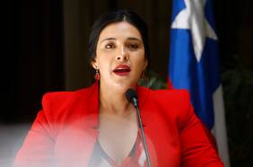 Karol Cariola en día clave: tribunal analiza solicitud de defensa para anular allanamiento e incautación de su teléfono