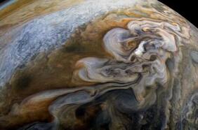 Tienen el tamaño de la Tierra: astrónomos están intrigados por la aparición de raras estructuras en los polos de Júpiter