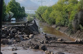 11 viviendas anegadas en Las Condes tras temporal en la RM, mientras siguen labores de despeje en casas y quebradas