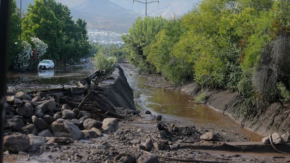 Gobierno monitorea quebradas y evalúa evacuación preventiva de 70 viviendas en Las Condes ante sistema frontal