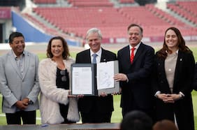 Con una mesa de trabajo incluida: el nuevo guiño del Presidente Kast al estadio de la U durante la Cuenta Pública