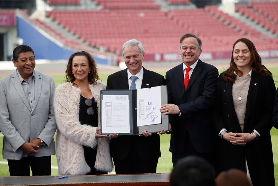 Con una mesa de trabajo incluida: el nuevo guiño del Presidente Kast al estadio de la U durante la Cuenta Pública