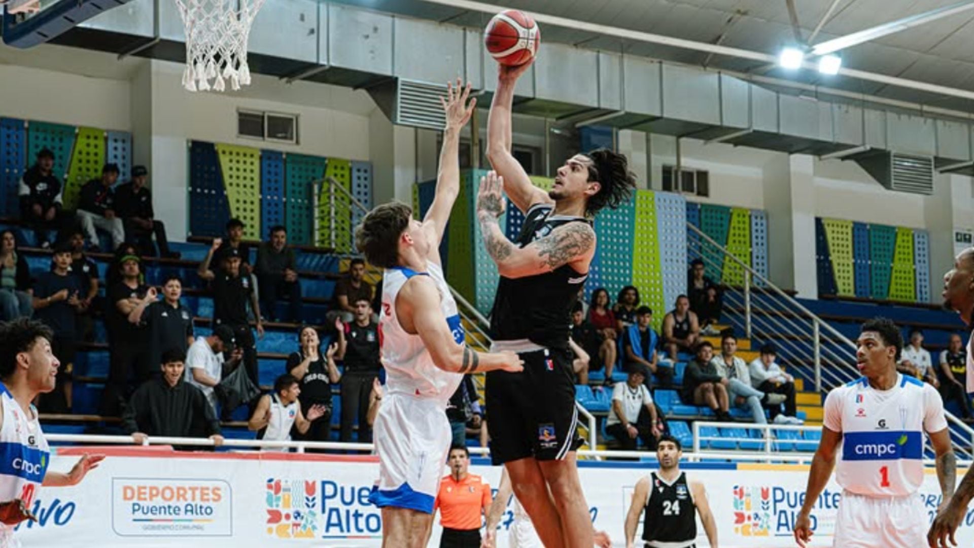 Escándalo en el básquetbol: LNB suspende duelo entre Colo Colo y la UC por “graves amenazas” de la barra alba a árbitra